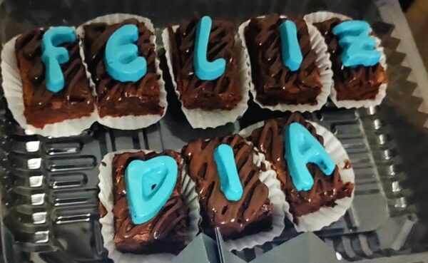 Mini brownies con letras de chocolate